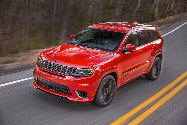  3. Jeep Grand Cherokee Trackhawk 2021 Xếp ngay sau Urus là Jeep Grand Cherokee Trackhawk 2021. Xe có mức giá rất phải chăng so với những mẫu xe còn lại của danh sách này, chỉ từ 87.670 USD (khoảng 2 tỷ đồng). Grand Cherokee Trackhawk 2021 được trang bị động cơ siêu nạp V8 6.2L cho công suất lên tới 707 mã lực và mô-men xoắn cực đại 875Nm, cho phép SUV Mỹ tăng tốc từ 0 - 96 km/h trong 3,5 giây, đạt tốc độ tối đa 290 km/h.