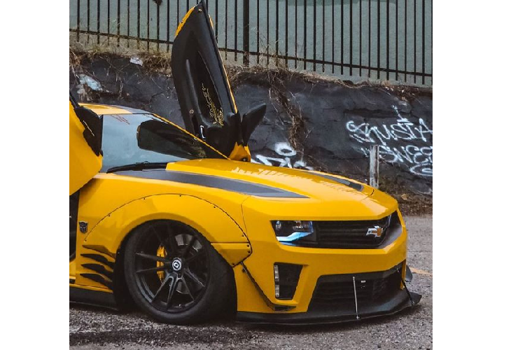 Và thay thế cho bộ lốp nguyên bản chính là bộ lốp HRE với kích thước lớn, càng tạo dáng đứng bề thế cho mẫu pony-car.