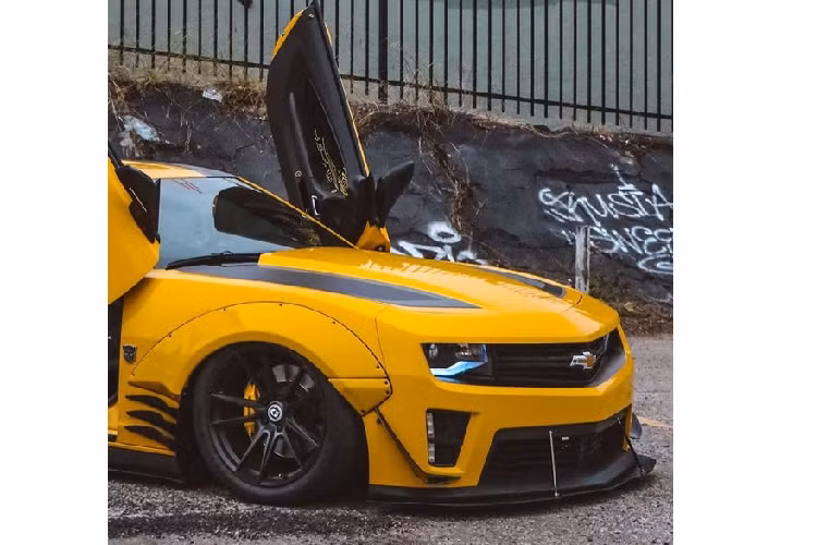 Và thay thế cho bộ lốp nguyên bản chính là bộ lốp HRE với kích thước lớn, càng tạo dáng đứng bề thế cho mẫu pony-car.