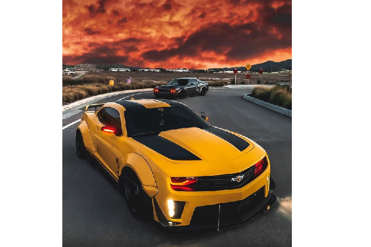 Nguyên bản, chiếc xe thể thao Chevrolet Camaro này sở hữu ngoại hình giống hệt phiên bản Bumblebee trên phim với màu áo vàng sáng, tương phản cùng các sọc đen dọc thân xe.