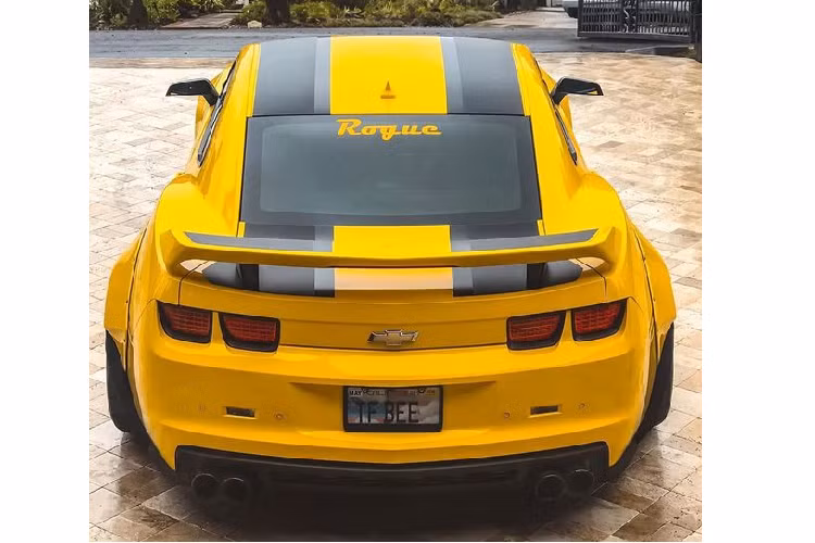 Đặc biệt, cặp cửa kiểu cắt kéo trên phiên bản Chevrolet Camaro độ Bumblebee này còn đến từ thương hiệu siêu xe Ý – Lamborghini.
