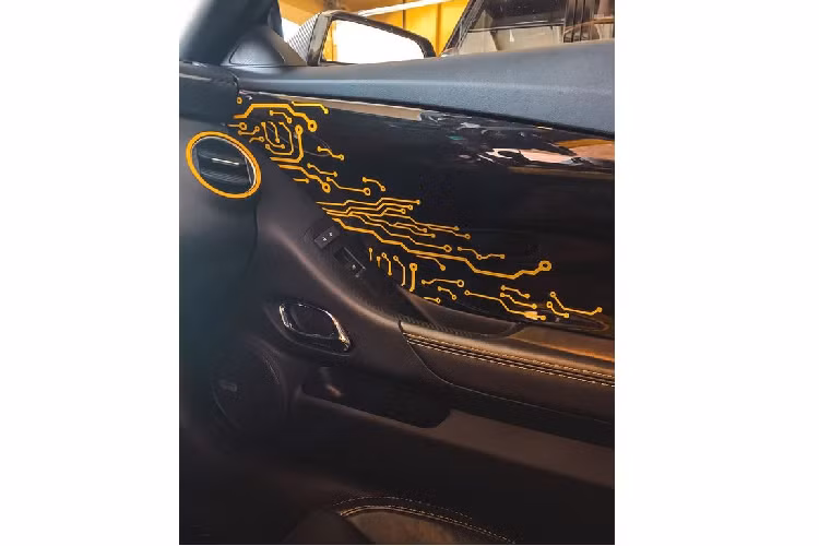 Bên cạnh đó, cụm đèn pha trên xe cũng được độ lại với thiết kế của chiếc Camaro thế hệ hiện tại.