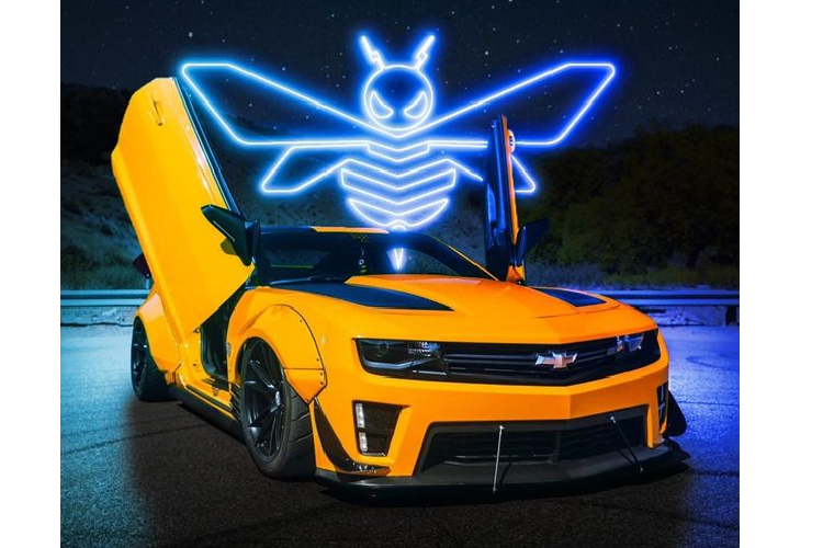 Cuối cùng, buồng lái của chiếc xe đã được fan cuồng này độ lại theo phong cách Autobot, nâng tổng chi phí độ lên khoảng gấp đôi so với một chiếc Camaro 2021.