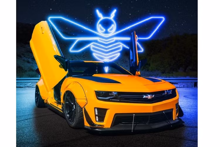 Cuối cùng, buồng lái của chiếc xe đã được fan cuồng này độ lại theo phong cách Autobot, nâng tổng chi phí độ lên khoảng gấp đôi so với một chiếc Camaro 2021.