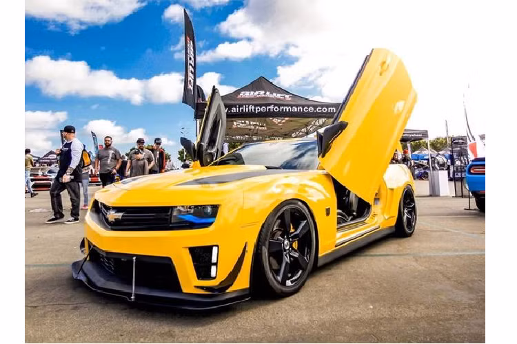 Vậy điều gì đã tạo nên sự khác biệt trên phiên bản này? Nhân vật trung tâm của pha nâng cấp chính là bộ body kit MBYTE, đến từ một nhà độ Trung Quốc. Từng ăn nhập một cách hoàn hảo trên chiếc Maserati GranTurismo, bộ cánh này cũng cho thấy sự vừa vặn trên chiếc Camaro.