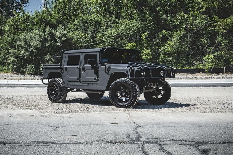 Được biết, dự án Hummer H1 này được Mil-Spec chế tạo theo yêu cầu đặc biệt của khách hàng. Tuy nhiên, hãng độ vẫn tiếp nhận các đơn đặt hàng tương tự từ những chủ sở hữu khác, giá xe Hummer H1 độ từ Mil-Spec khoảng 300.000 USD (tương đương 6,95 tỷ đồng)..