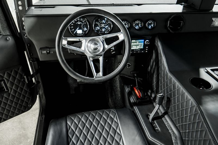 Về diện mạo, kiểu dáng của chiếc Hummer H1 của Mil-Spec này được nhấn mạnh bởi cấu hình mui cứng bốn cửa, phủ sơn đen Onyx khắp thân xe kèm theo lớp phủ polyurethane Deep Sky Black Kevlar và các điểm nhấn màu đen bóng nhẹ.