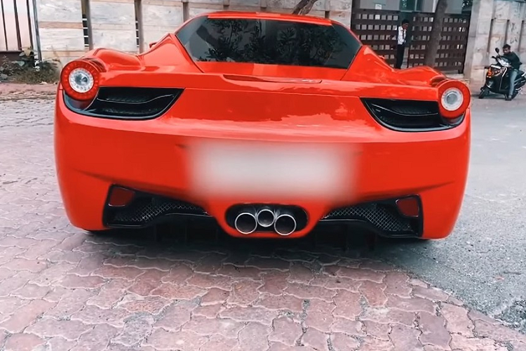 Bên sườn, chiếc xe tự chế của xưởng EMT được trang bị cửa và gương chiếu hậu có thiết kế tương đối chính xác so với bản gốc.