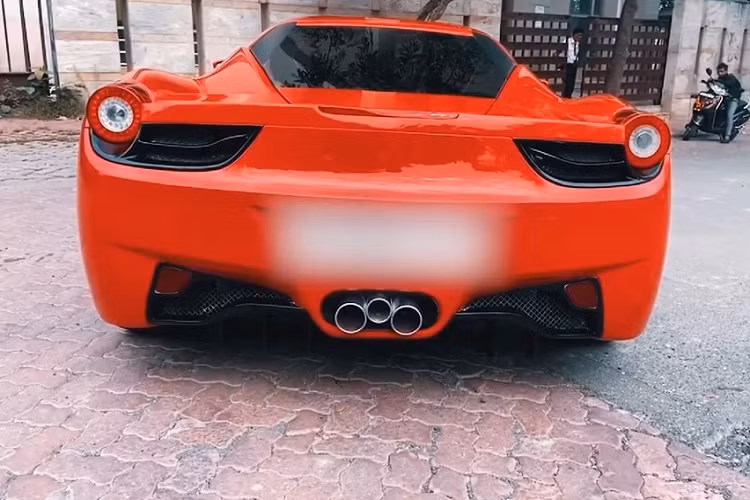 Bên sườn, chiếc xe tự chế của xưởng EMT được trang bị cửa và gương chiếu hậu có thiết kế tương đối chính xác so với bản gốc.