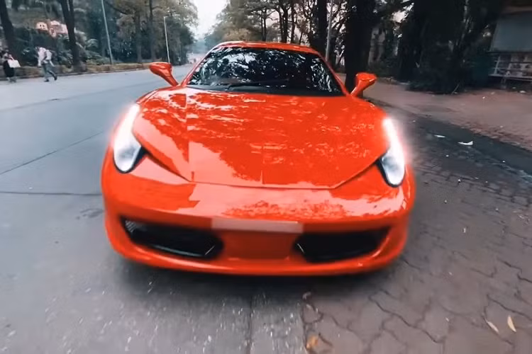 Mới đây, xưởng EMT đã tung ra một chiếc xe tự chế với thiết kế giống siêu xe Ferrari 458 Italia. Chiếc siêu xe tự chế này được ra đời dựa trên Honda Accord đời 2007. Có thể nói, xưởng EMT đã khá thành công khi chế tạo chiếc Ferrari 458 Italia bản sao này. Nếu chỉ nhìn qua, nhiều người có thể lầm tưởng đây là siêu xe Ferrari 458 Italia "xịn".