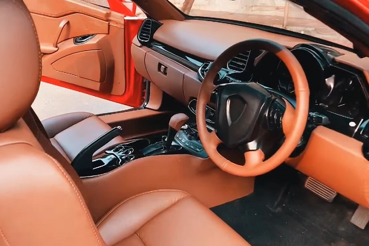 Bên cạnh đó là bộ vành 5 chấu kép hình chữ V màu bạc, có cả logo của hãng Ferrari như thật.