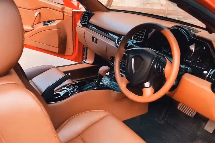 Bên cạnh đó là bộ vành 5 chấu kép hình chữ V màu bạc, có cả logo của hãng Ferrari như thật.