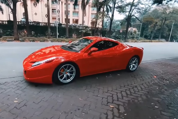 Bên trong, chiếc Ferrari 458 Italia hàng nhái này được trang bị nội thất bọc da màu nâu phối đen. Toàn bộ mặt táp-lô của chiếc Honda Accord đời cũ đã được nâng cấp sao cho trông cao cấp hơn. Ngay cả vô lăng của xe cũng được bọc da màu "tông xuyệt tông" với toàn bộ nội thất.