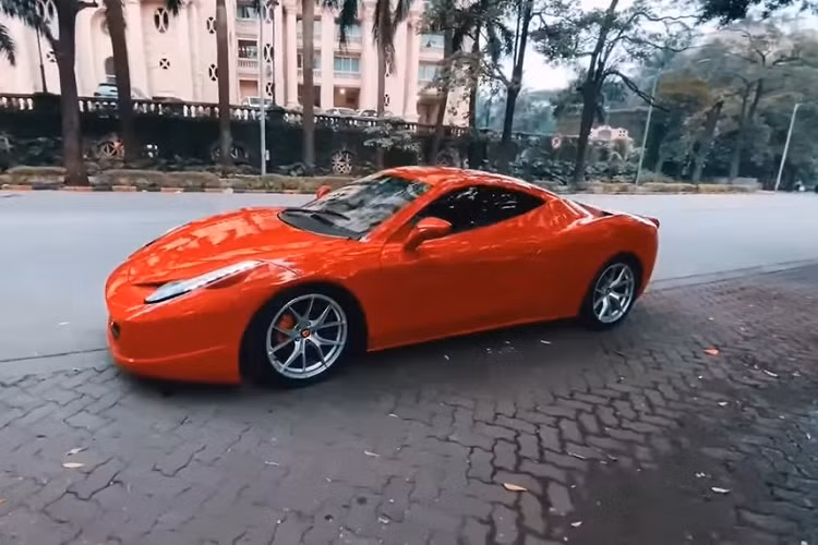 Bên trong, chiếc Ferrari 458 Italia hàng nhái này được trang bị nội thất bọc da màu nâu phối đen. Toàn bộ mặt táp-lô của chiếc Honda Accord đời cũ đã được nâng cấp sao cho trông cao cấp hơn. Ngay cả vô lăng của xe cũng được bọc da màu "tông xuyệt tông" với toàn bộ nội thất.
