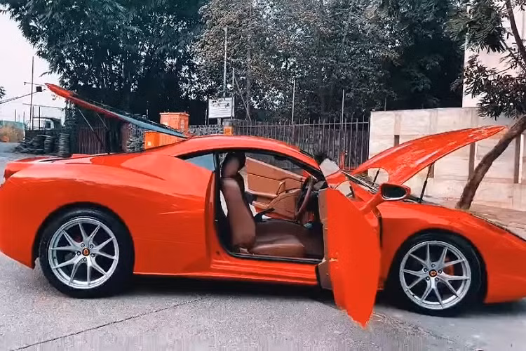 Vòng ra phía sau, chúng ta sẽ bắt gặp cụm đèn hậu hình tròn và khe gió giả bên cạnh sao cho giống với Ferrari 458 Italia. Bên dưới là 3 ống xả hình tròn, bắt chước Ferrari 458 Italia, nhưng được hoàn thiện kém hơn.