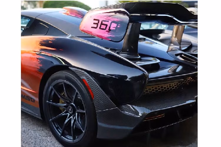 Ngoài màu sơn độc nhất thế giới, ngoại thất của xe còn được tô điểm bằng những chi tiết độc đáo như ba vòng nguyệt quế với giải đua xe Công thức 1 dành cho ba năm 1988, 1990 và 1991, được sơn màu đên – tím trên nền màu phân cực và ngược lại. Đây là ba năm mà cố tay đua Ayrton Senna đã giành chức vô địch giải đua này.