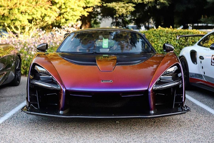 Khi ra mắt vào cuối năm 2017, giá xe McLaren Senna khởi điểm ở mức 837.000 USD (khoảng gần 20 tỷ đồng). Sau đó, những chiếc Senna dần xuất hiện trên thị trường xe đã qua sử dụng với giá cao hơn nhiều lần.