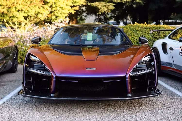 Khi ra mắt vào cuối năm 2017, giá xe McLaren Senna khởi điểm ở mức 837.000 USD (khoảng gần 20 tỷ đồng). Sau đó, những chiếc Senna dần xuất hiện trên thị trường xe đã qua sử dụng với giá cao hơn nhiều lần.