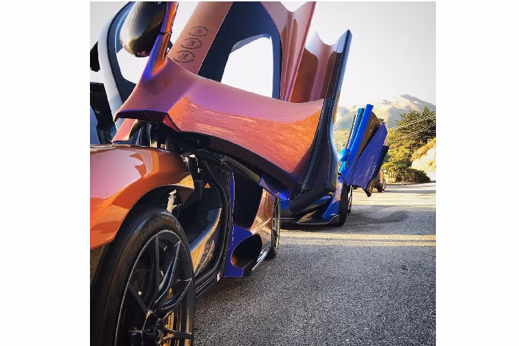 McLaren Senna là mẫu xe thứ hai thuộc dòng sản phẩm Ultimate của McLaren, sau McLaren P1. Trên chiếc siêu xe này, McLaren đã thiết kế ngoại thất của xe theo phong cách “thiết kế phục vụ chức năng”, biến từng đường nét ngoại thất đều mang lại lợi ích về mặt khí động học khi xe hoạt động trên đường đua.