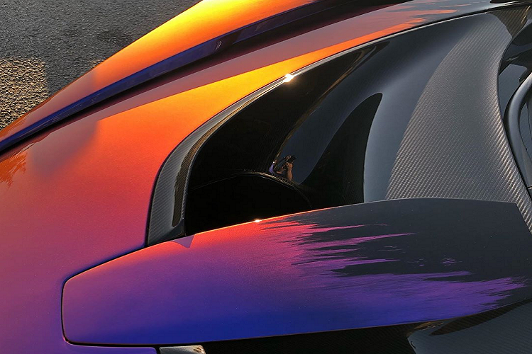 McLaren Senna Galactic Burst Effect màu đặc biệt này là kiểu màu kết hợp giữa mảng màu phân cực tím – cam, hay còn được gọi là Ceberus Pearl, cùng màu nền đen – tím có tên Amethyst Black. Màu nền sẽ được dùng để bao phủ toàn bộ phần thân bằng sợi carbon của xe, sau đó, màu sơn đặc biệt Ceberus Pearl sẽ được phủ một cách chọn lọc lên màu sơn nền.