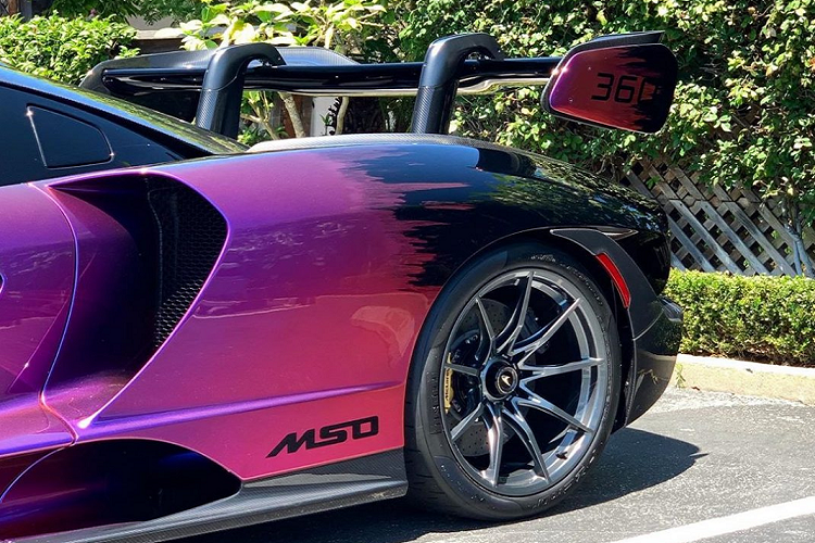 Điểm nhấn chính của nội thất xe là phần ghế ngồi được hoàn thiện bằng sợi carbon màu tím mờ đẹp mắt. Nội thất của xe vẫn được bọc da lộn màu đen, ốp sợi carbon ở nhiều chi tiết. Ở bệ cửa, logo McLaren F1 cùng ba đường đua Spa-Francorchamps (Bỉ), Interlagos (Brazil), Estoril (Bồ Đào Nha), Suzuka (Nhật Bản) và Monaco được sơn lên nền carbon với màu sơn Ceberus Pearl.