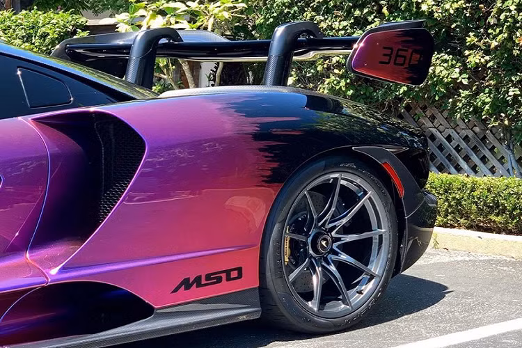 Điểm nhấn chính của nội thất xe là phần ghế ngồi được hoàn thiện bằng sợi carbon màu tím mờ đẹp mắt. Nội thất của xe vẫn được bọc da lộn màu đen, ốp sợi carbon ở nhiều chi tiết. Ở bệ cửa, logo McLaren F1 cùng ba đường đua Spa-Francorchamps (Bỉ), Interlagos (Brazil), Estoril (Bồ Đào Nha), Suzuka (Nhật Bản) và Monaco được sơn lên nền carbon với màu sơn Ceberus Pearl.