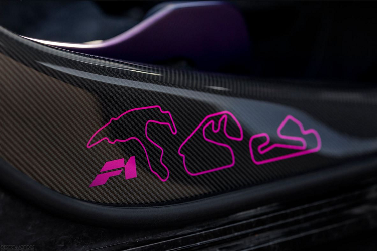 Ở cánh gió phía sau, số thứ tự của xe (360/499) được sơn đen trên nền màu Ceberus Pearl. Sợi carbon là một chi tiết không thể thiếu ở ngoại thất, nhất là khi phần thân chiếc xe được làm hoàn toàn bằng loại vật liệu này.