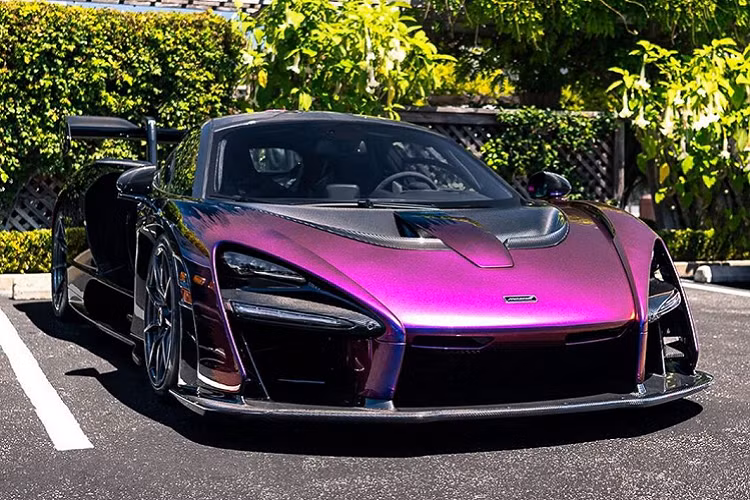 Khung xe Monocoque III bên trong, đi cùng nhiều loại vật liệu nhẹ khác giúp trọng lượng khô của Senna chỉ ở mức 1.198 kg. Cánh gió phía sau có thể điều chỉnh được nhiều chế độ thông qua hệ thống thủy lực. Cánh gió này kết hợp cùng các chi tiết khí động học có thể tạo ra đến 800 kg lực ép ở tốc độ 255 km/h.