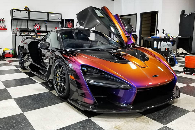 Chiếc siêu xe McLaren Senna này là một ví dụ điển hình cho khả năng đưa nghệ thuật lên trên một chiếc xe của MSO. Thoạt nhìn vào chiếc xe, sẽ không ít người nghĩ rằng nó sẽ có màu tương tự như chiếc McLaren Senna chuẩn bị có mặt tại Việt Nam trong thời gian tới. Đúng là có màu sơn giống với chiếc Senna sắp về Việt Nam, nhưng chiếc Senna này có được cách phối màu độc đáo hơn để khiến nó đặc biệt hơn so với những chiếc Senna khác có màu sơn Ceberus Pearl.