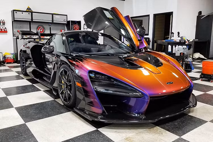 Chiếc siêu xe McLaren Senna này là một ví dụ điển hình cho khả năng đưa nghệ thuật lên trên một chiếc xe của MSO. Thoạt nhìn vào chiếc xe, sẽ không ít người nghĩ rằng nó sẽ có màu tương tự như chiếc McLaren Senna chuẩn bị có mặt tại Việt Nam trong thời gian tới. Đúng là có màu sơn giống với chiếc Senna sắp về Việt Nam, nhưng chiếc Senna này có được cách phối màu độc đáo hơn để khiến nó đặc biệt hơn so với những chiếc Senna khác có màu sơn Ceberus Pearl.