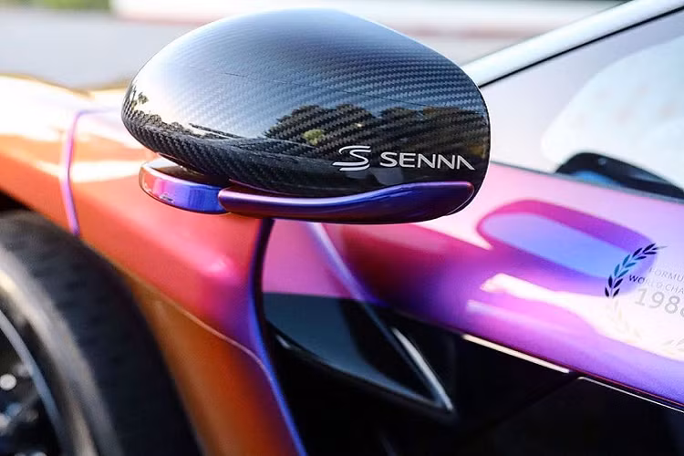 Hay màu sơn được giao cách dứt khoát và rõ ràng thay vì dần dần ngả về màu sơn còn lại. Kiểu ngả màu này cũng khiến chiếc xe trở nên khác biệt và độc đáo hơn so với kiểu ngả màu đang trở thành xu thế ở thời điểm hiện tại. Để MSO mang màu sơn này lên chiếc Senna của mình, chủ nhân của xe đã phải bỏ ra số tiền lên đến 150.000 USD, tương đương khoảng 3,5 tỷ Đồng.