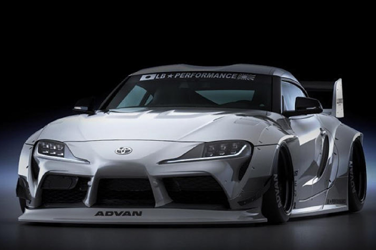 Liberty Walk LB Performance vốn đã trở thành một cái tên quen thuộc trong làng độ xe Nhật Bản nói riêng và của thế giới nói chung. Phong cách độ của Liberty Walk rất dễ nhận ra trên các sản phẩm mang đậm dấu ấn riêng của hãng như các bộ body thân rộng với các chắn bùn to bản, từ Ford Mustang, Lamborghini Huracan cho đến Nissan GT-R và đến này là Toyota GR Supra 2021 mới.