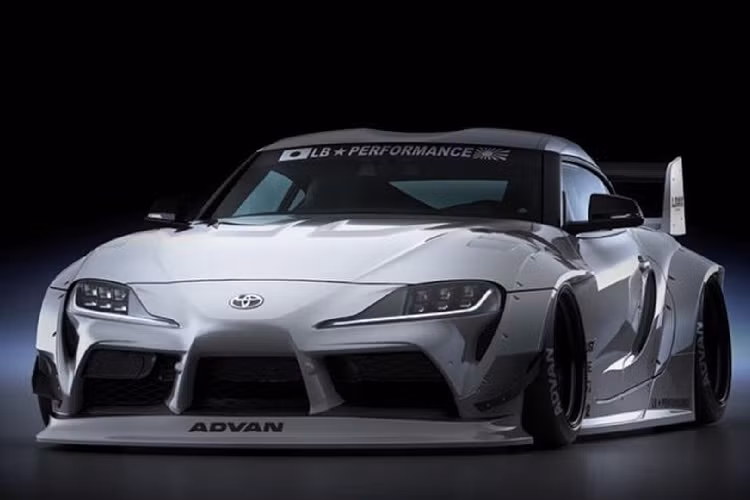 Liberty Walk LB Performance vốn đã trở thành một cái tên quen thuộc trong làng độ xe Nhật Bản nói riêng và của thế giới nói chung. Phong cách độ của Liberty Walk rất dễ nhận ra trên các sản phẩm mang đậm dấu ấn riêng của hãng như các bộ body thân rộng với các chắn bùn to bản, từ Ford Mustang, Lamborghini Huracan cho đến Nissan GT-R và đến này là Toyota GR Supra 2021 mới.