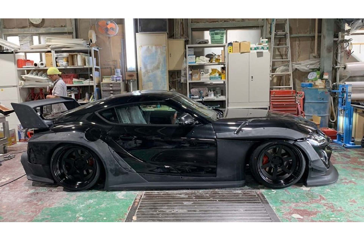 Gói độ “Complete Bodykit” sẽ trang bị cho Toyota GR Supra 2021 bộ body thân rộng và gầm xe được hạ thấp đặc trưng của Liberty Walk. Gói trang bị này bao gồm líp cản trước sau mỏ rộng, trong đó líp cản trước tích hợp thêm bộ vây bảo vệ, ốp hông. Ngoài ra, GR Supra 2021 cũng trở nên bề thế hơn với bộp chắn bùn được mở rộng để lộ đinh tán ở các đường ghép nối. Bên trong GR Supra 2021 trang bị táp pi cửa được độ mới lại.