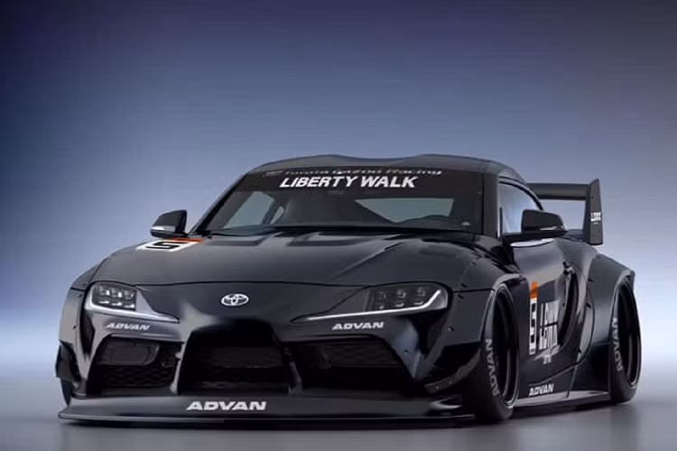Liberty Walk hiếm khi chạm vào động cơ, do đó, động cơ sáu xi-lanh tăng áp 3.0 lít có khả năng tạo ra mức công suất 382 mã lực vẫn được giữ nguyên.