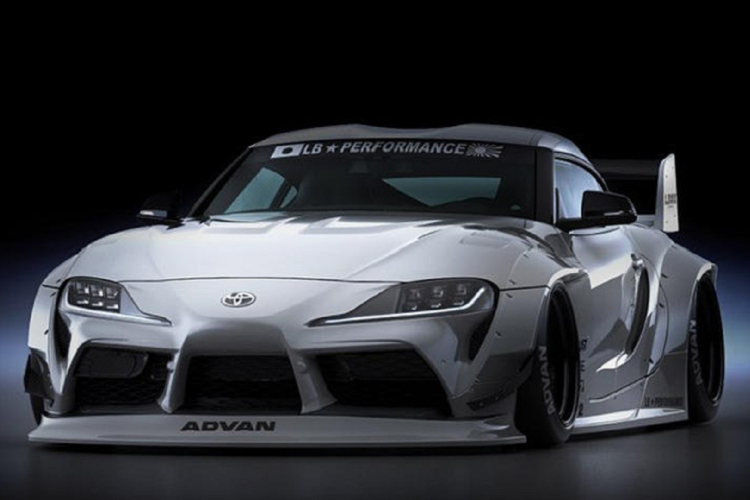 Liberty Walk đã định giá tùy chọn này ở mức 14.850 USD cho chất liệu nhựa gia cố sợi thủy tinh (FRP) hoặc 15.950 USD cho chất liệu nhựa gia cố sợi carbon (CFRP). Một tùy chọn đắt hơn một chút bao gồm thêm nắp capo mới chất liệu FRP giá 17.930 USD hoặc 19.030 đô la cho vật liệu CFRP.