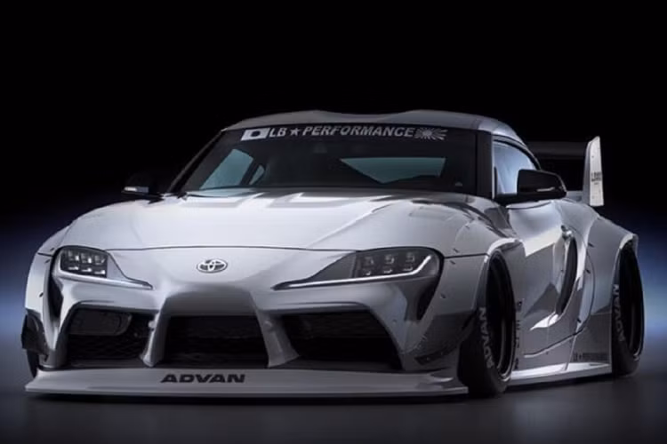Liberty Walk đã định giá tùy chọn này ở mức 14.850 USD cho chất liệu nhựa gia cố sợi thủy tinh (FRP) hoặc 15.950 USD cho chất liệu nhựa gia cố sợi carbon (CFRP). Một tùy chọn đắt hơn một chút bao gồm thêm nắp capo mới chất liệu FRP giá 17.930 USD hoặc 19.030 đô la cho vật liệu CFRP.