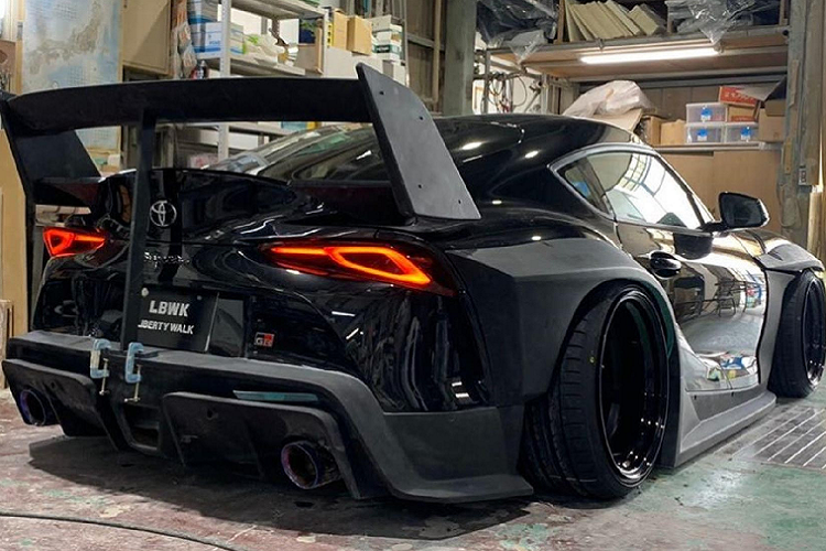 Xét đến việc chưa có hãng độ nào cung cấp đồ chơi cho GR Supra 2021 thì bộ trang bị này của Liberty Walk được xem như hoàn hảo nhất hiện tại. Thoạt nhìn, bản độ của Liberty Walk đã đưa ngoại hình GR Supra 2021 lên một tầm cao mới nhờ bộ bodykit thân rộng (không dành cho những khách hàng yêu bản zin). Theo đó, khách hàng sẽ có 2 lựa chọn từ Liberty Walk.