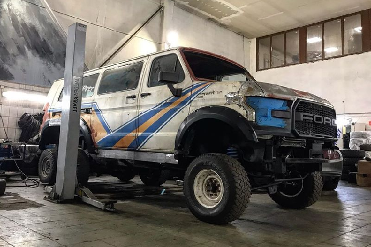 Tương tự như vậy, rất có thể chiếc xe Ford Raptor 6x6 Bus này không phải Raptor thực sự, do đó, nó cũng sẽ không có động cơ của Raptor. Nhưng dù sao thì trông nó vẫn rất đẹp mắt.