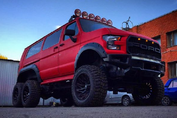 Các thay đổi về diện mạo bao gồm toàn bộ khuôn mặt của Ford F-150 Raptor mới (lưới tản nhiệt, đèn pha, đèn ngày và cản trước).