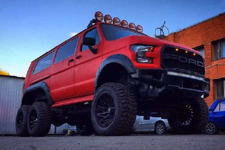 Các thay đổi về diện mạo bao gồm toàn bộ khuôn mặt của Ford F-150 Raptor mới (lưới tản nhiệt, đèn pha, đèn ngày và cản trước).