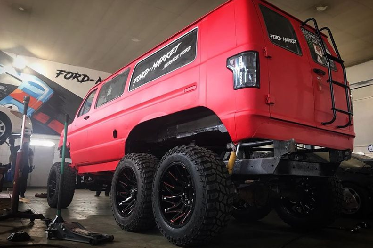 Ngoài ra, xe còn có chắn bùn sau mở rộng để chứa vừa 2 bánh xe, các mâm xe hầm hố và thanh đèn bổ sung. Có thể bodyit này thực sự bao gồm các bộ phận từ \ Velociraptor do Mỹ chế tạo.