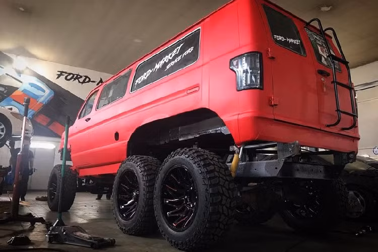 Ngoài ra, xe còn có chắn bùn sau mở rộng để chứa vừa 2 bánh xe, các mâm xe hầm hố và thanh đèn bổ sung. Có thể bodyit này thực sự bao gồm các bộ phận từ \ Velociraptor do Mỹ chế tạo.