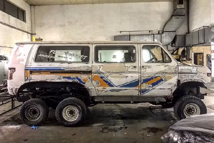 Có vẻ chiếc xe được xây dựng dựa trên Ford Econoline Club Wagon. Từ các cửa sổ và chi tiết trang trí, sẽ thấy đây là thế hệ thứ 3 của E-Series, như vậy, nó được chế tạo từ khoảng năm 1975 đến năm 1991.