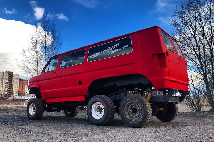 Tuy nhiên, tất cả những chiếc xe kể trên đều không phải "hàng thật", bởi vì chiếc xe tải "quái vật" thực chất chỉ là việc ghép nối thân xe Ford Focus với khung gầm xe tải Nga, còn chiếc mui trần RS lại chính là một chiếc Focus mui trần của hơn 10 năm trước nhưng được làm lại với đầu xe giống RS mới nhất.