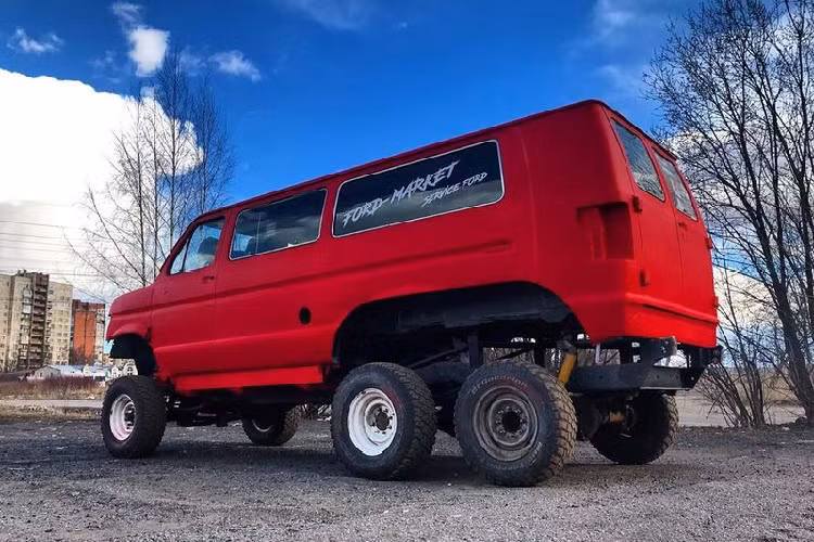 Tuy nhiên, tất cả những chiếc xe kể trên đều không phải "hàng thật", bởi vì chiếc xe tải "quái vật" thực chất chỉ là việc ghép nối thân xe Ford Focus với khung gầm xe tải Nga, còn chiếc mui trần RS lại chính là một chiếc Focus mui trần của hơn 10 năm trước nhưng được làm lại với đầu xe giống RS mới nhất.