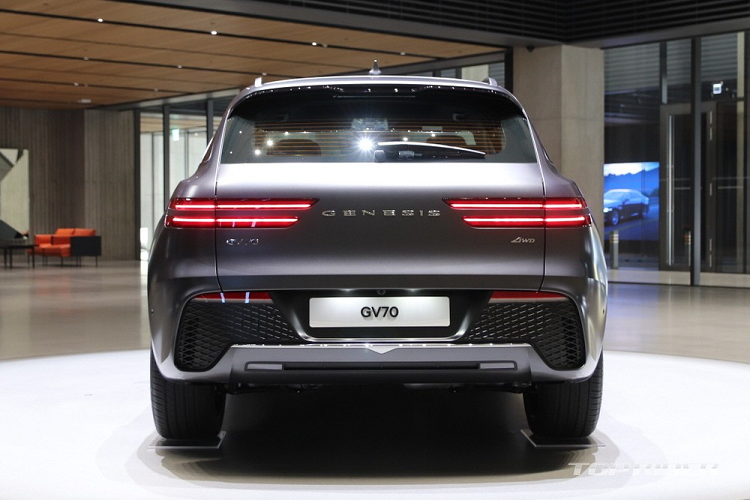 Các động cơ trên sẽ đồng hành với hộp số tự động 8 cấp và hệ dẫn động cầu trước FWD hoặc 4 bánh toàn thời gian AWD. Riêng động cơ V6 chỉ đi với hệ dẫn động AWD.