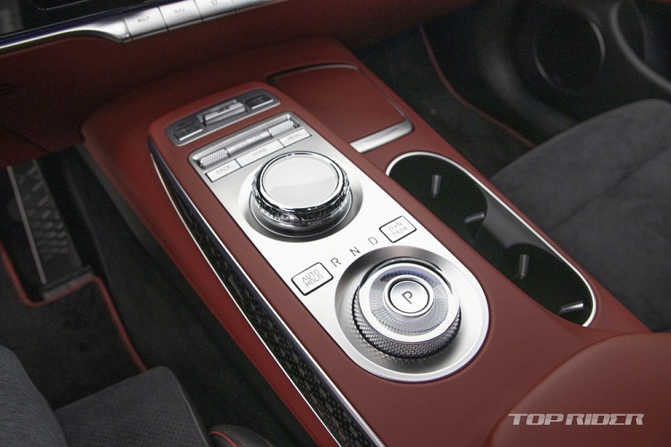 Tại thị trường Hàn Quốc, Genesis GV70 2021 có những trang bị tiêu chuẩn như đèn pha LED toàn phần, đèn hậu LED, vành hợp kim 18 inch, kính cách âm, màn hình thông tin giải trí 14,5 inch, hệ thống giữ làn đường, phanh tự động tránh va chạm, ngăn chệch làn đường và hệ thống kiểm soát hành trình thông minh.