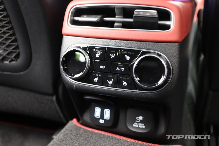 Thêm vào đó là công nghệ nhận diện bằng vân tay, kết nối với Genesis CarPlay. Khi tài xế dùng vân tay để khởi động máy, ghế lái sẽ tự chỉnh về vị trí thường dùng của người đó. Tiếp đến là tính năng cảnh báo còn hành khách trên hàng ghế sau tiêu chuẩn với cảm biến radar phức tạp hơn trước.