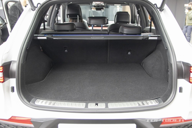 Nằm bên dưới nắp ca-pô của Genesis GV70 2021 là 3 loại động cơ khác nhau. Đầu tiên là động cơ 4 xi-lanh, dung tích 2,5 lít với công suất tối đa 300 mã lực và mô-men xoắn cực đại 422 Nm. Thứ hai là động cơ xăng V6, dung tích 3,5 lít với công suất tối đa 375 mã lực và mô-men xoắn cực đại 530 Nm. Nhờ đó, Genesis GV70 2021 có thể tăng tốc từ 0-100 km/h trong thời gian chỉ 5,1 giây.